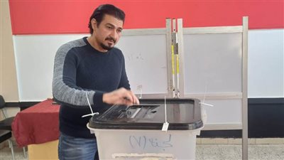 فنانو الجيزة يواصلون التصويت .. ياسر جلال يتقدم صفوف اليوم الثاني ويحث المواطنين على المشاركة فى الانتخابات