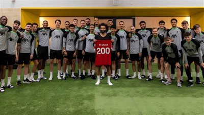محمد صلاح يحتفل مع نجوم فريقه بوصوله للهدف رقم 200 مع ليفربول