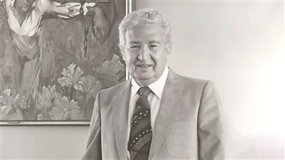 إحسان عبدالقدوس .. وضعته أمه في دار للأيتام وأخذه والده لتربيه عمته