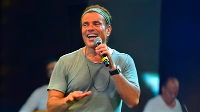 عمرو دياب : استلفت لبس أول حفل في حياتي واتشتمت علشان الهدوم كبيرة عليا