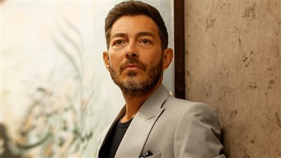 أحمد زاهر : عايش مع 9 ستات في البيت وأمي كانت دكتورة في مستشفى حكومي