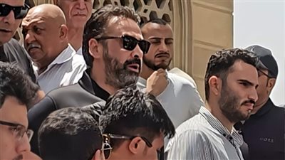 بالصور .. أحمد عز وعمرو يوسف أبرز حضور جنازة والدة كريم عبدالعزيز