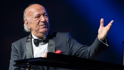 عمر خيرت يدعو جمهوره لحفل sky resort اليوم بعد سوء تنظيم حفل الفندق الشهير 