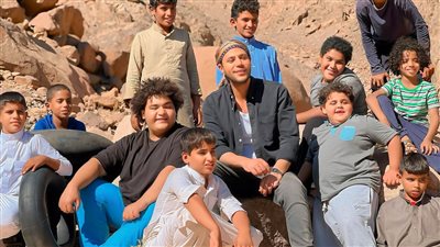 محمد إمام ينشر صورة جديدة : انتظرونى أنا والعيال يوم الخميس في مصر والوطن العربي