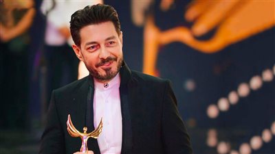 أحمد زاهر يفوز بجائزة التميز والإبداع كأفضل ممثل في مهرجان الفضائيات العربية