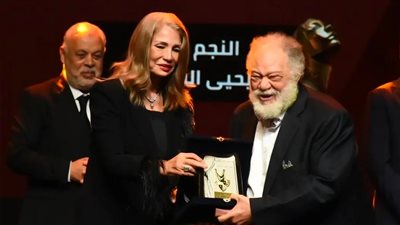 بالصور .. تكريم الفخراني في مهرجان نقابة المهن التمثيلية للمسرح