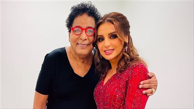 أنغام تنشر صورة مع منير : بحبك وبتشرف بوقوفي جنبك والغنا معاك يا كينج