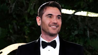 تكريم أحمد عز بمهرجان القاهرة السينمائي ومنحه جائزة فاتن حمامة للتميز