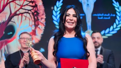 صائدة الجوائز .. منى زكي تحصد الجائزة الرابعة عن فيلم رحلة 404
