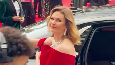 يسرا تصل إلى السجادة الحمراء لمهرجان كان السينمائي