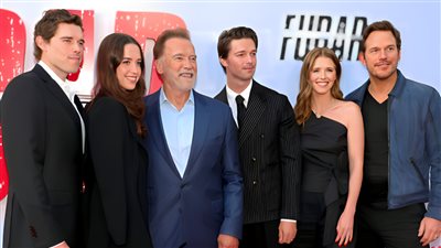 أرنولد شوارزنيجر يجمع أولاده الخمسة لأول مرة على السجادة الحمراء في عرض FUBAR