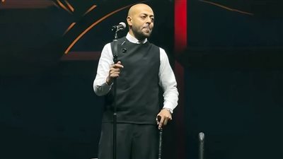 تامر عاشور يتصدر التريند بعد ظهوره بعكاز وكرسي في حفل الكويت