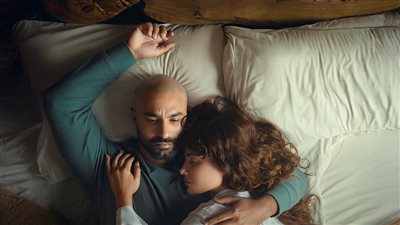 كريم فهمي حليق الرأس بسبب معاناته من مرض شديد لمدة 220 يوم في مسلسله الجديد