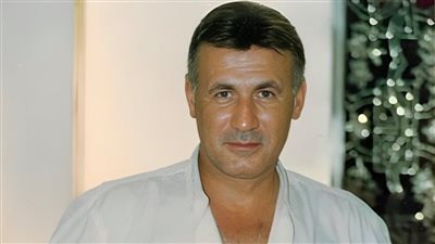 ذكرى وفاة عزت أبو عوف .. 10 صور من ألبوم جنتل مان الفن وأيقونة الموضة