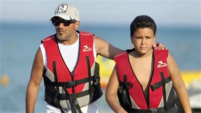 محمد رجب يقضي إجازته مع ابنه فى العين السخنة