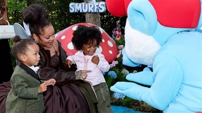 بالصور .. ريهانا تخطف الأنظار بصحبة أطفالها في العرض الخاص لفيلم السنافر