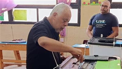 أشرف زكي نقيب الممثلين يدلي بصوته في انتخابات مجلس الشيوخ