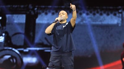 بالصور .. تامر عاشور يتألق في حفل كامل العدد بمهرجان العلمين