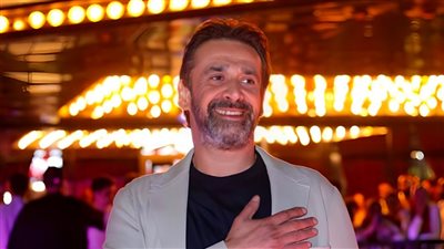 إنفوجراف خبر أبيض .. أرقام مهمة بمسيرة كريم عبدالعزيز فى عيد ميلاده الــ 50