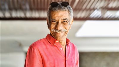 سيد رجب أب متقاعد يقع ضحية عملية نصب إلكتروني في مسلسل لينك