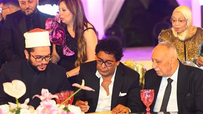محمد منير يحتفل بعقد قران وزفاف ابن شقيقته