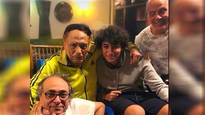 أكرم السعدني ينشر صورة جديدة لـ الزعيم عادل إمام