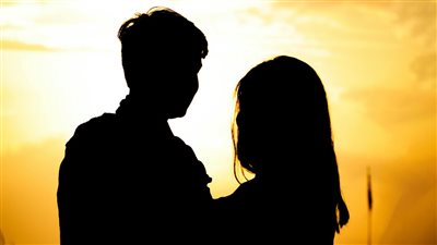 أحدث قصة حب في الوسط الفني.. نجم انفصل عن زوجته الفنانة وارتبط بفنانة شابة شاركته أحد أعماله مؤخرا