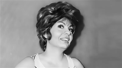 ذكرى خيرية أحمد.. بدأت مشوارها الفني على خشبة المسرح وساعة لقلبك سبب شهرتها