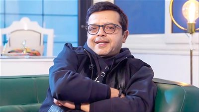 هنيدي أب لـ طبيب وشاعرة ضمن أحداث مسلسل عم قنديل