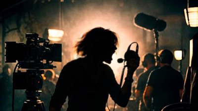 الإنتاج أوقف التصوير مرتين.. لوكيشن عمل درامي يضج بتجاوزات المخرجة 