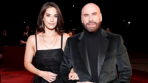 جون ترافولتا وابنته 