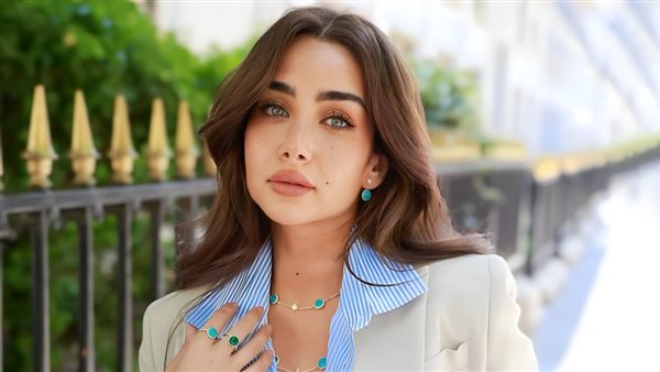 هنا الزاهد  